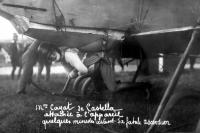 postkaart van Parachutespringen Mme Cayat de Castella attachée à l'appareil quelques minutes avant sa fatale ascension