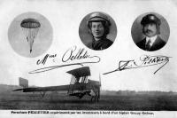 carte postale ancienne de Parachutisme Parachute Pelletier expérimenté par les inventeurs à bord d'un biplan Goupy Gnôme