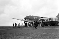  Passagers attendant l'embarquement de leurs valises dans un avion Sabena