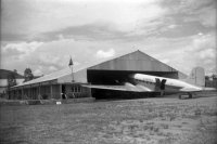 Albertville (Congo) Avion de la Sabena devant l'entrée trop étroite d'un hangar