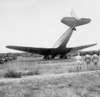 Congo Attroupement  autour d'un avion Sabena ( DC-3/ C.47 immatriculé OO-UBT) ayant piqué du nez dans les hautes herbes