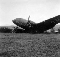  Avion coincé dans un large fossé