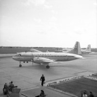  Le Commandant de bord se dirige vers son avion