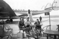  Passagers attendant d'embarquer en terrasse devant un Lockheed Constellation d'Air France (F-BAZY) sur le tarmac.