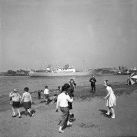  Enfants en plein jeu lors du passage du cargo Seatle tiré par 2 remorqueurs