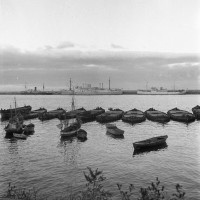  Paquebot et cargos à quai, petits bateaux de pêche au mouillage