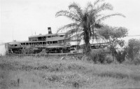  Bateaux chargés le long de la rive du fleuve Congo