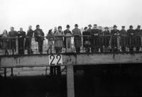 Anvers La foule et un gendarme assistent au départ d'un bateau de la CMB pour le Congo