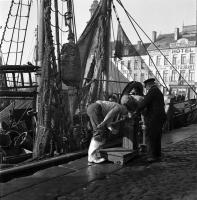 Ostende Pêcheurs étalonnant la balance. A l'arrière plan l'hôtel Waterloo av Vindictive