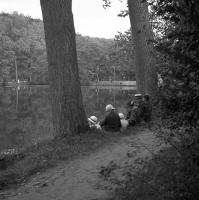  Pause familiale au bord de l'étang 