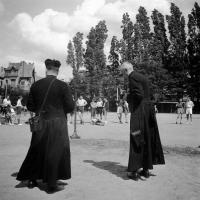  Deux jésuites surveillent les jeux de Saint Louis au collège Saint Michel