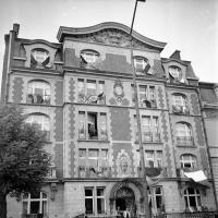 Etterbeek Le 117 boulevard Louis Schmidt pavoise à l'occasion de la visite de M. Churchill à Bruxelles