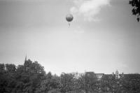  Fête des étangs - Le  ballon au dessus des toits.