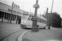 Place sainctelette Le tram 40 devant la pompe Esso,  A l'arrière plan, la rue A. Lavallée.