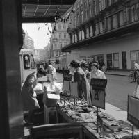 Bruxelles Vendeuse de Gants rue du Marché aux poulets