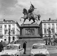 Bruxelles Place Royale - Les Taxis Peugeot 403 attendent le client