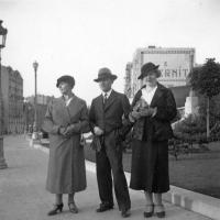 Saint-Josse Promeneurs élégants au square Armand Steurs, Saint-Josse.