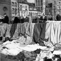  Vieux marché place du jeu de balle. Fripes à l'étalage.