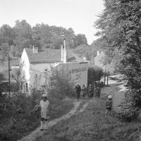  Promenade devant le café au repos des chasseurs