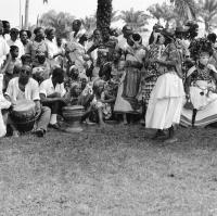  Femmes grimées de blanc lors d'une cérémonie