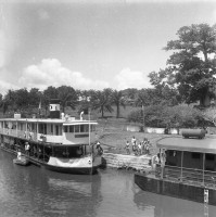 Fleuve Congo Sur le fleuve Congo... Bateaux à quai