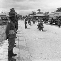 Léopoldville Motards de sécurité précédents la voiture du Roi Baudouin