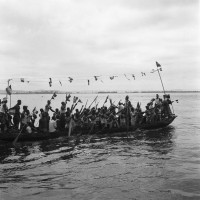  Barque bondée et drapeaux belges pour accueillir le Roi