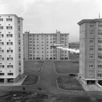  Hélicoptère à basse altitude au milieu d'immeubles