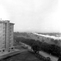  Hélicoptère à basse altitude près des immeubles