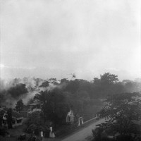 Léopoldville Hélicoptère à basse altitude au-dessus de villas