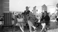 Blankenberge Sur la plage devant une cabine de bain De Meulenaere