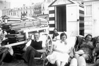  Sur la plage de Blankenberge devant les cabines de plage Pauline