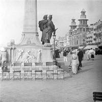 Blankenberge Promenade sur la digue à hauteur de la statue Auguste De Bruyne