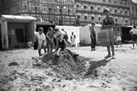 Blankenberge jeux d'enfants sur la plage devant l'hôtel petit rouge