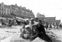  La famille sur la plage à hauteur de l'hôtel Splendide