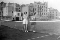 Blankenberge Deux joueuses de tennis sur les courts de Blankenberge, face aux hôtels Amicitia et Windsor Castle. Blankenberge Deux joueuses de tennis sur les courts de Blankenberge, face aux hôtels Amicitia et Windsor Castle.