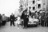 Blankenberge Remise des prix lors du concours d'élégance automobile sur la digue devant une Studebaker Blankenberge Remise des prix lors du concours d'élégance automobile sur la digue devant une Studebaker