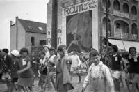  Les enfants se rendent au concours de châteaux de sable du journal Le Soir en passant devant l'hôtel du parc