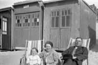 Coxyde  Sur la plage devant une cabine de plage Odette Jacque