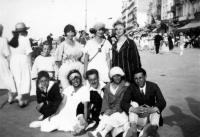 Heyst  Sur la digue le jour du Corso fleuri