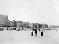 Heyst Sur la plage à hauteur du grand hôtel royal et de l'hôtel de Bruges