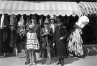 Knokke Devant le magasin de costumes de bains