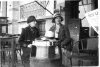  Grand mère et Maman en terrasse 