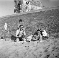 Zeedijck&nbsp;Op het strand voor het hotel Helvetia