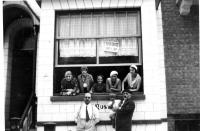  La famille devant la villa de Rust