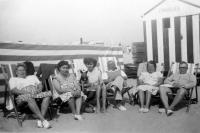 La Panne Sur la plage devant une cabine Charles