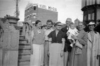  Photo de famille - à l'arrière plan l'hôtel Mi-Lou