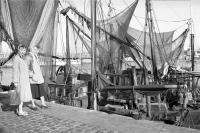  Touristen lopen in de vissershaven