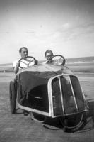 Raversijde Balade en cuistax à Raversijde en 1948 : un moment joyeux sur la côte belge. Raversijde Balade en cuistax à Raversijde en 1948 : un moment joyeux sur la côte belge.