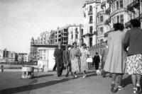 Ostende Balade sur la digue d’Ostende en 1948 : élégance et douceur de vivre au bord de la mer. Ostende Balade sur la digue d’Ostende en 1948 : élégance et douceur de vivre au bord de la mer.